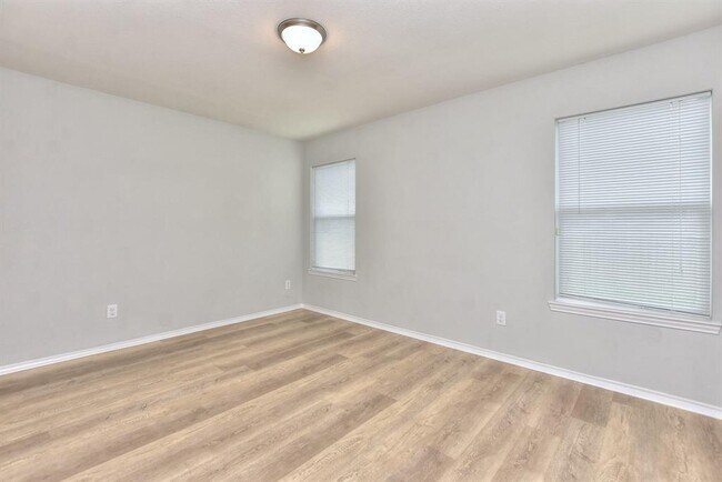 Building Photo - 2206 Weiss Ln