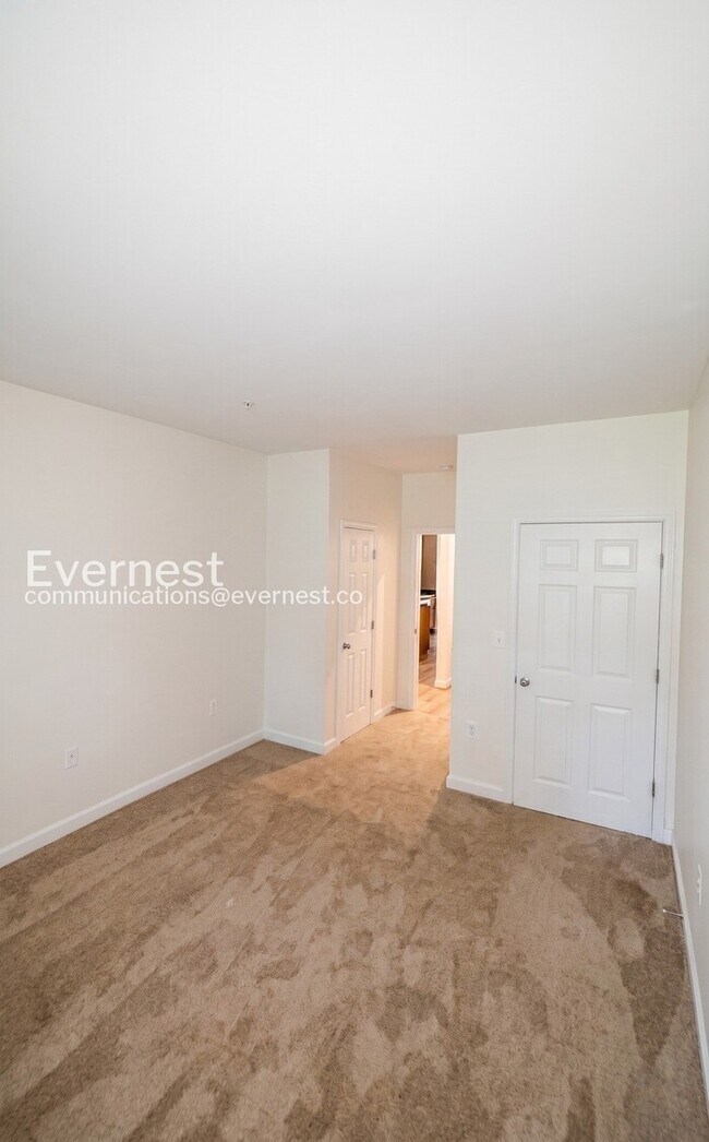 Building Photo - 1 Bed/1 Bath Condo with Community Amenities / Pet-Friendly / Available Now!