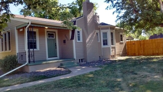 Primary Photo - AWESOME 3-BDRM HOME NEAR DU - INCLUDES GAR...