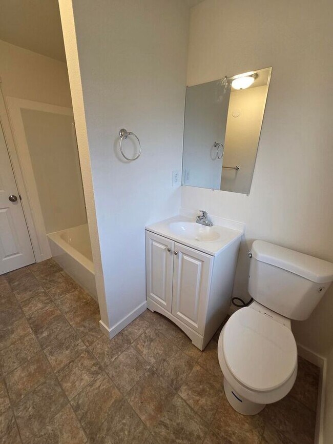 Building Photo - 3 Bed, 1.5 Bath Home in Tacoma! **MOVE IN ...