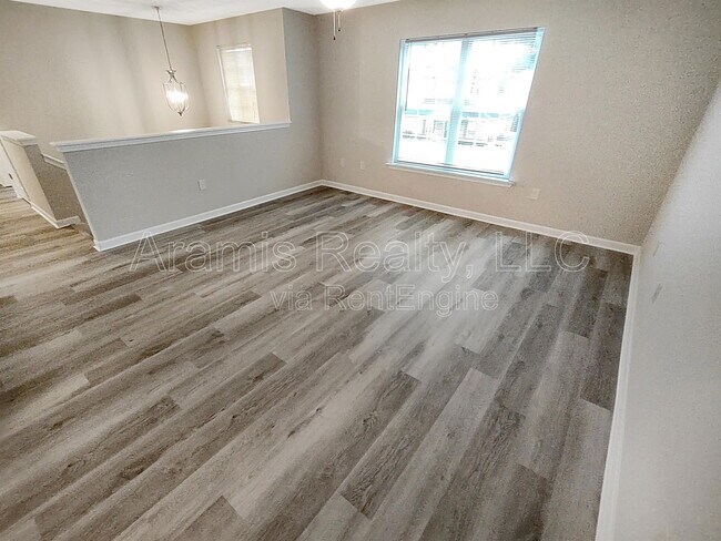 Building Photo - 533 Dove Way