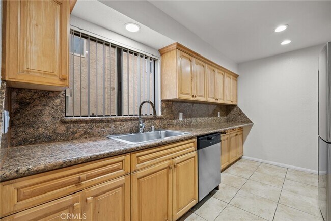 Building Photo - 13861 Vanowen St