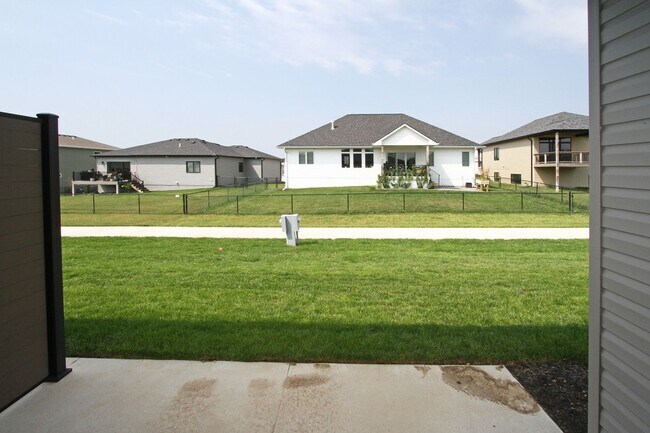 Building Photo - Great Deal for April!!