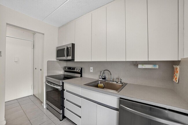 Building Photo - 130 Colonial Pkwy