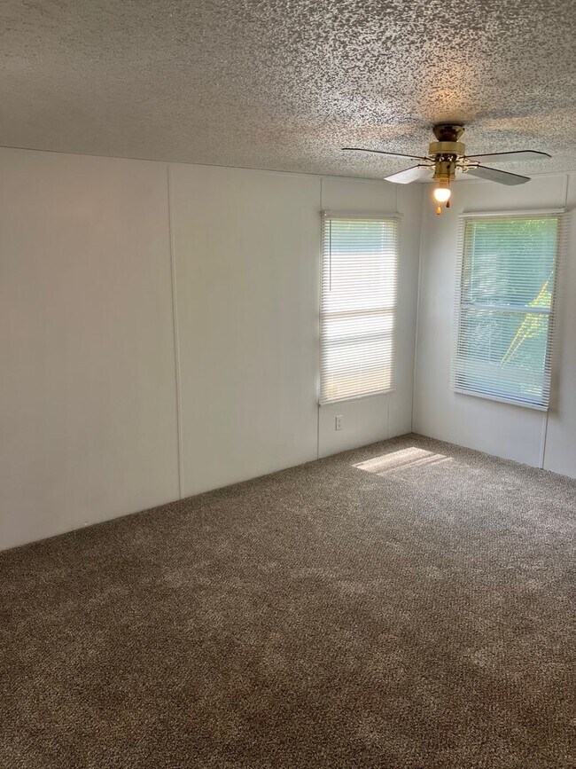 Building Photo - Tall Pine MHP Units 22-30