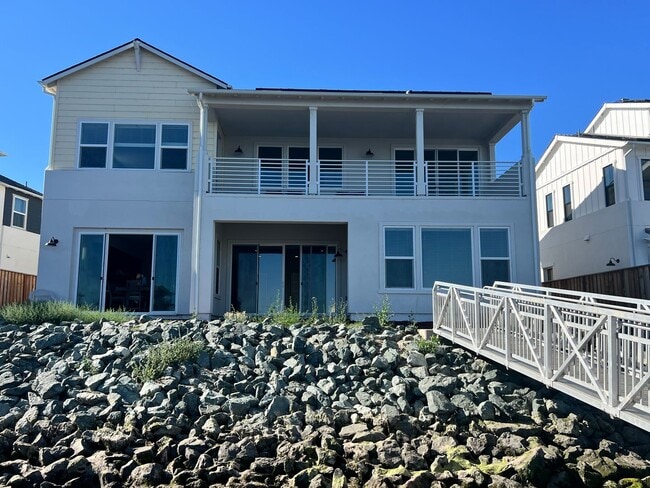 Building Photo - Waterfront Beauty