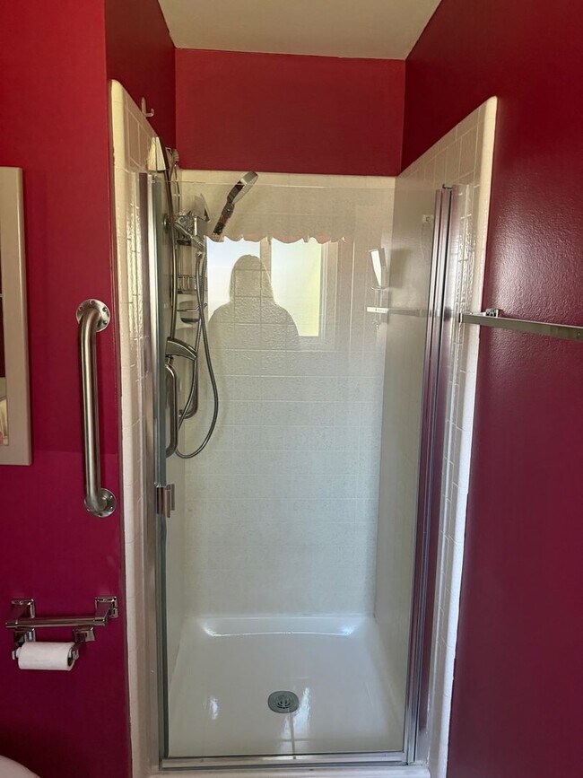 Building Photo - 3 Bedroom 2 bath with Rv Parking