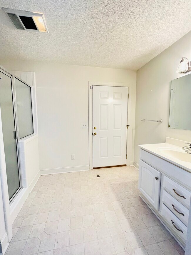 Building Photo - 2619 Crockett Dr