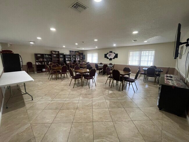 Building Photo - 1005 Country Club Dr