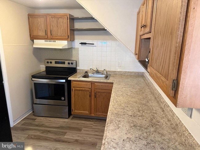 Building Photo - 119 Larch Ave