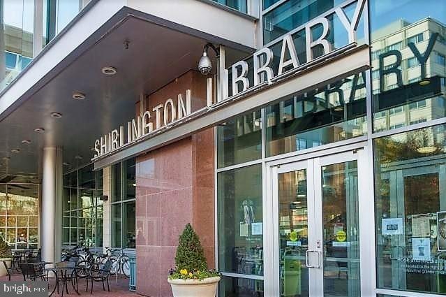 Building Photo - 2638 S Kenmore Ct