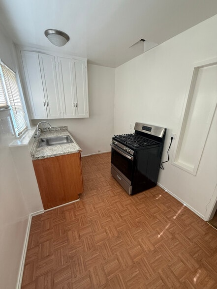 Building Photo - 631 E Cypress Ave