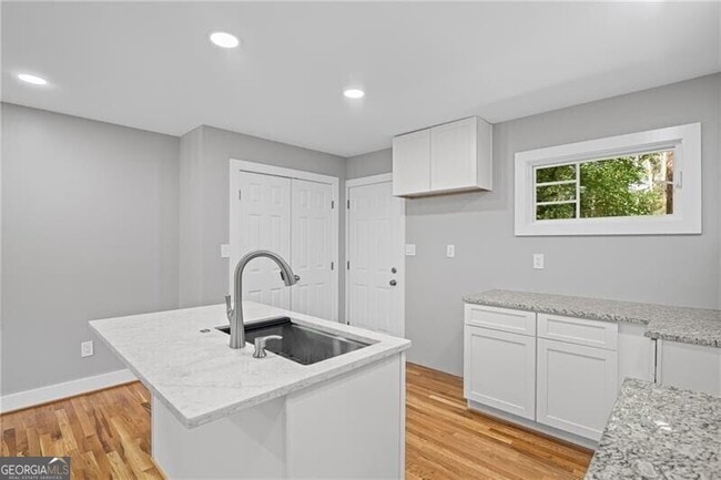 Building Photo - 2889 Macon Dr SW