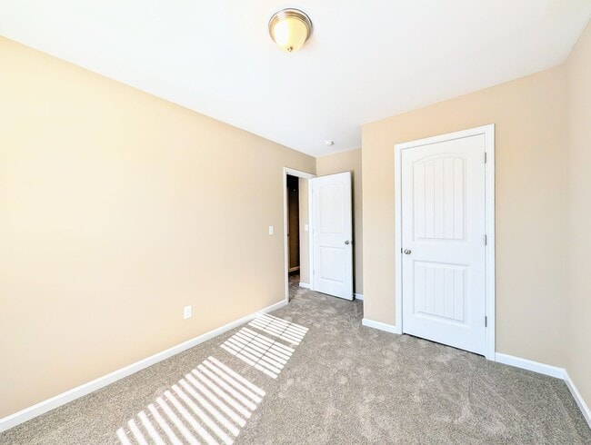 Building Photo - 4461 Middletown Dr