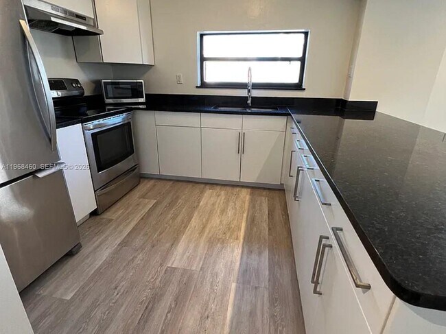 Building Photo - 6830 Indian Creek Dr