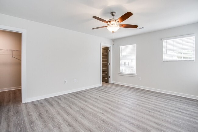 Building Photo - 715 W Vincent Dr