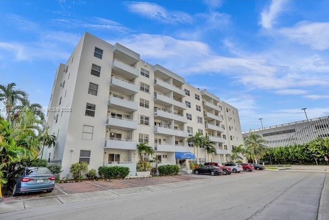 Building Photo - 2900 Banyan St
