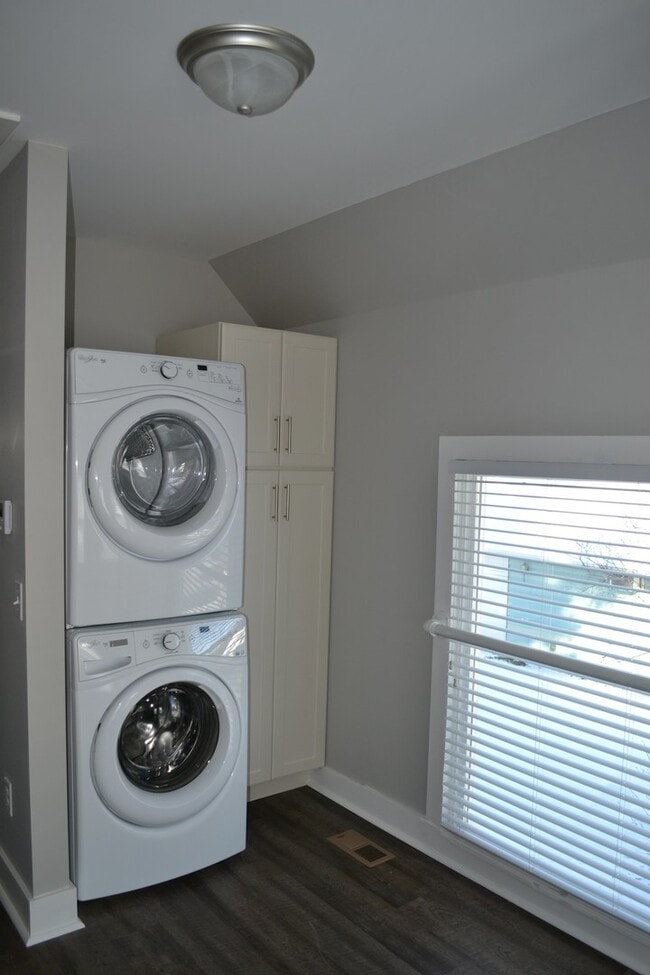 Building Photo - Historic carriage house renovated into a loft apartment! 1 bed 1 bath! Close to downtown