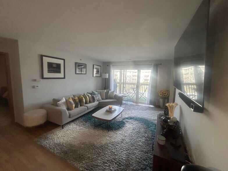 Building Photo - 530 Windstone Dr