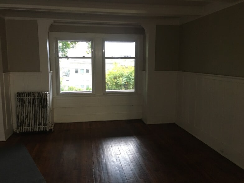 living room - 1504 Hillsdale Ave