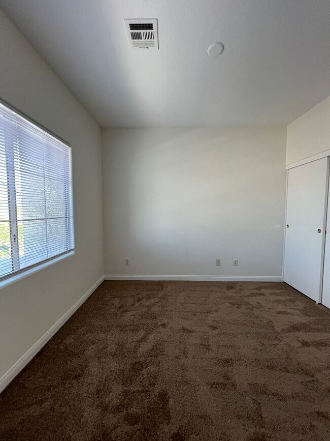 Building Photo - Great 3 bedroom 2.5 Townhouse with a 2 car...