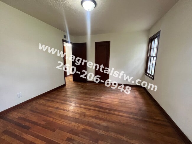 Building Photo - 2 Bedroom House