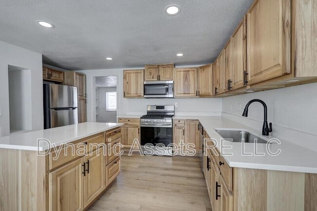 Building Photo - 410 Fieldcrest Dr