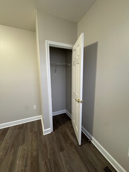 Building Photo - 414 S Augusta Ave