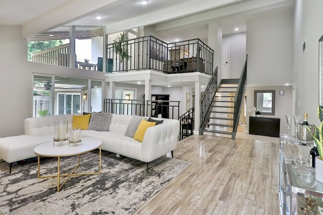 Building Photo - GORGEOUS REMODELED HOME WALKING DISTANCE T...