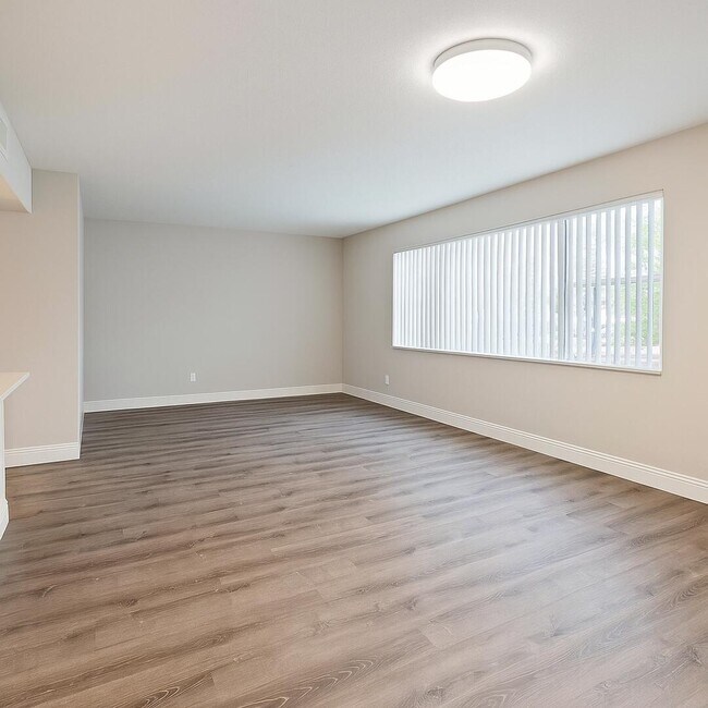 Building Photo - 537 S Sequoia Dr
