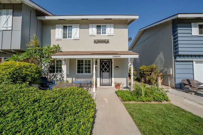 Building Photo - Bright & Airy 2-Bedroom End Unit Townhome