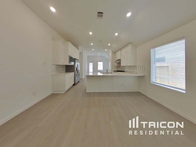 Building Photo - 6414 Seafoam Lake Dr