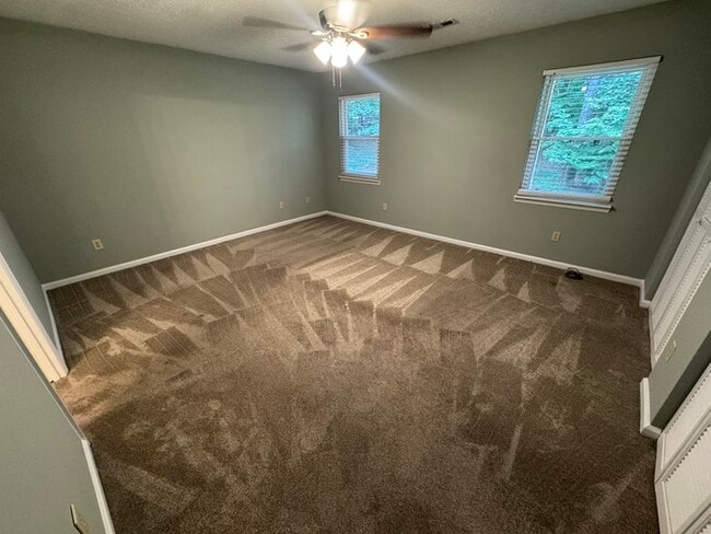 Building Photo - Beautiful 2 Bedroom 1.5 Bath Town Home! Ne...