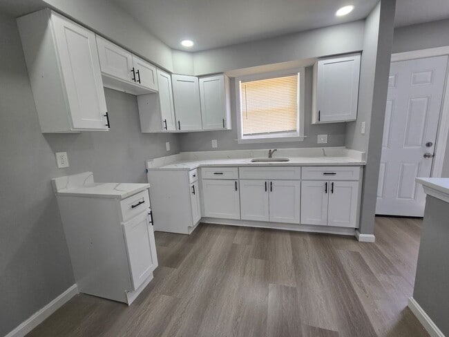 Building Photo - **VOUCHER HOLDERS **NEWLY REMODELED TOWNHOME IN CENTRAL LOCATION! 3 BEDROOM 2 1/2 BATH, FINISHED ...