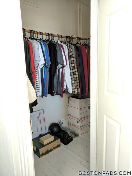 Building Photo - 168 Hillside St