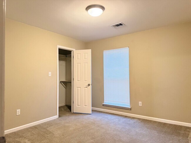 Building Photo - 327 Autumn Dr