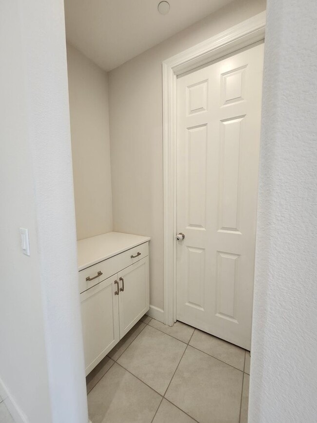 Building Photo - Beautiful Plumas Lake home on a large lot with SOLAR