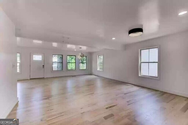 Building Photo - 253 Lamon Ave SE