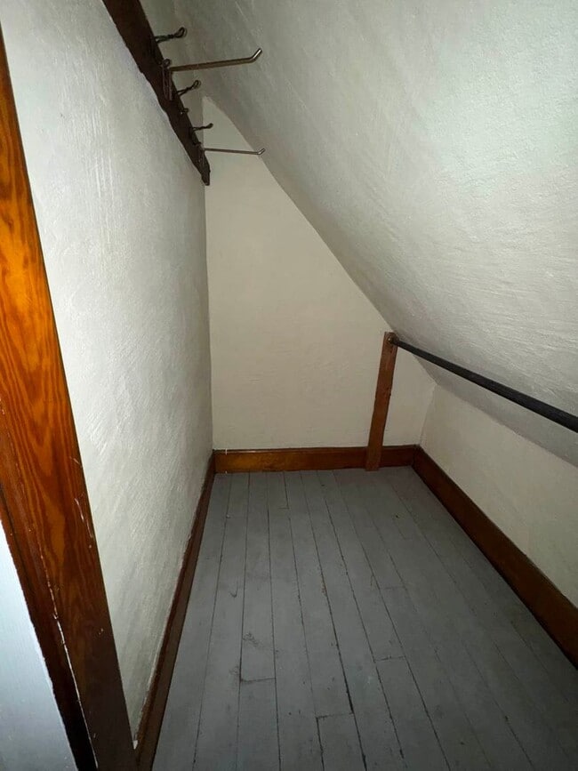Building Photo - Charming 1-Bedroom Apartment in Russell, MA
