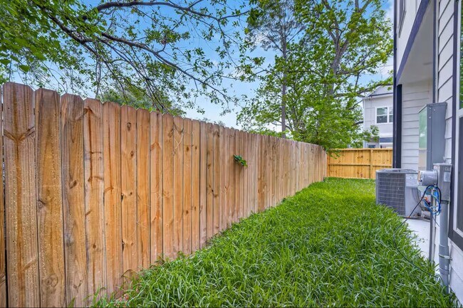 Building Photo - 206 Clark Rd