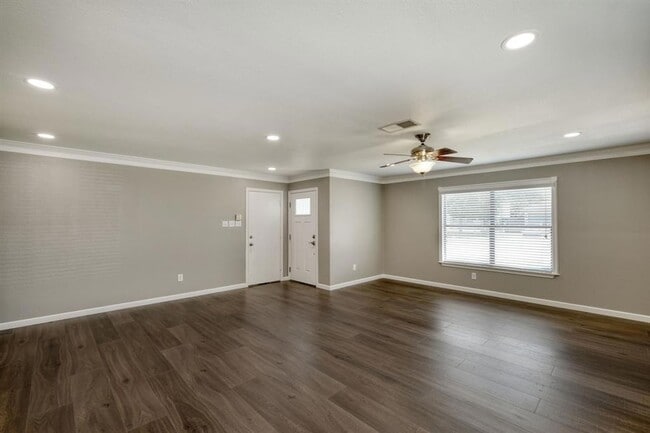 Building Photo - 2801 Adelen Ln