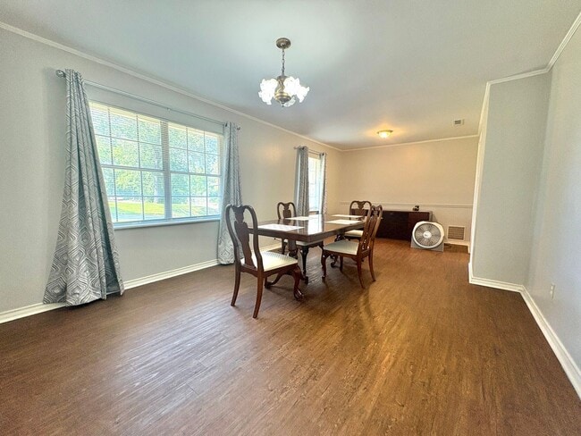 Building Photo - Spacious 3-Bed, 2-Bath Home with Large Sho...