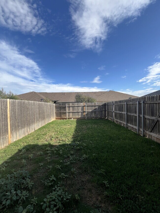 Building Photo - Cute 3/2/2 townhome in the Lubbock-Cooper District