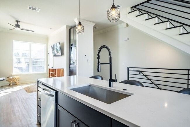 Building Photo - Luxury 3 bedroom, 3.5 Bath, 2 Car Garage Townhome