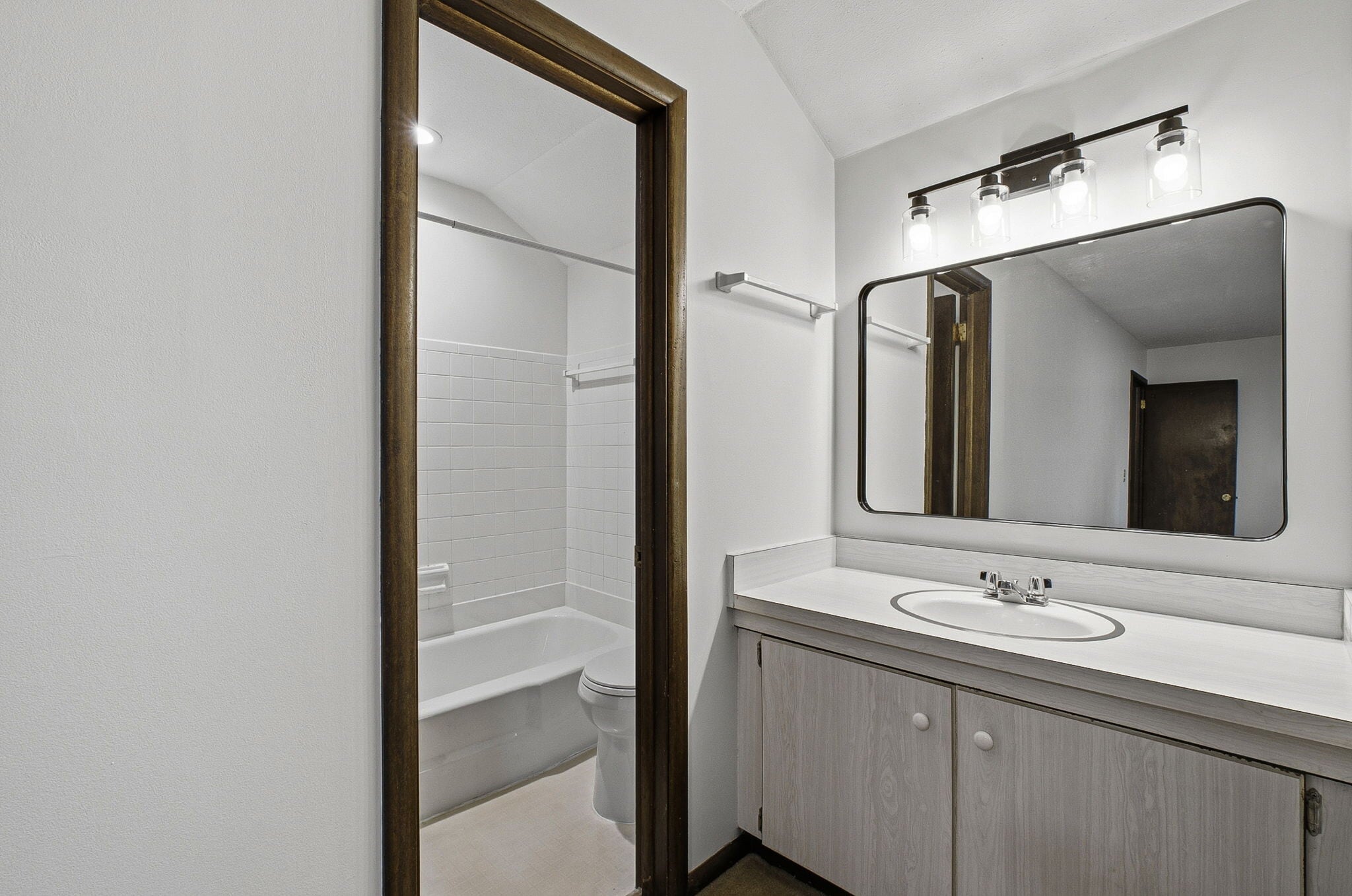 Building Photo - 4554 Sandringham Dr