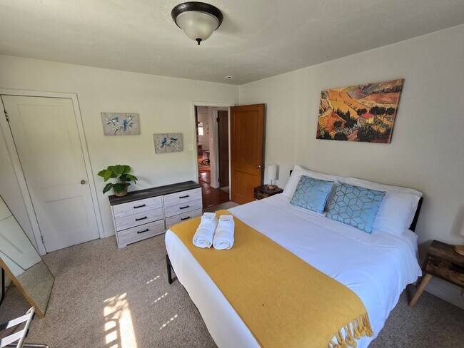 Building Photo - Stunning 4Bed 2bath House in Point Breeze!...