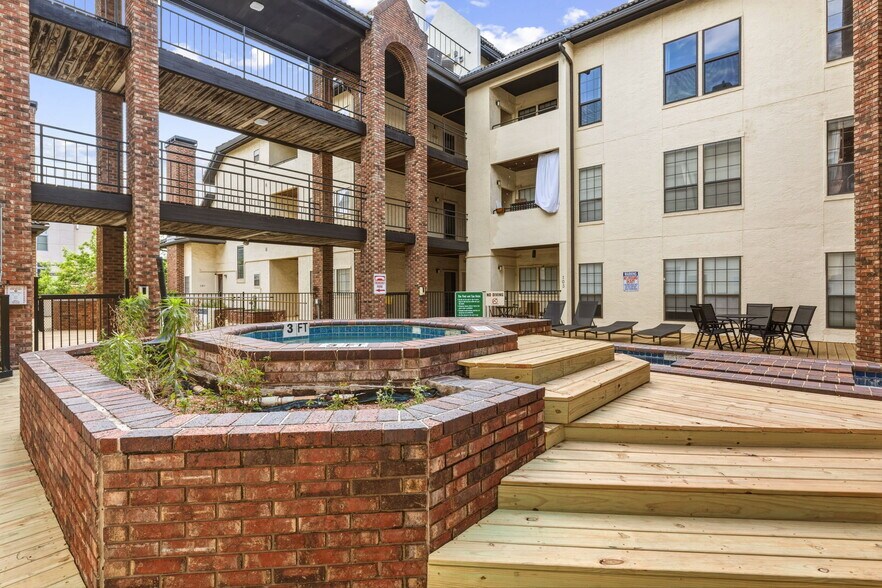 Hot tub in courtyard - 3001 Cedar St