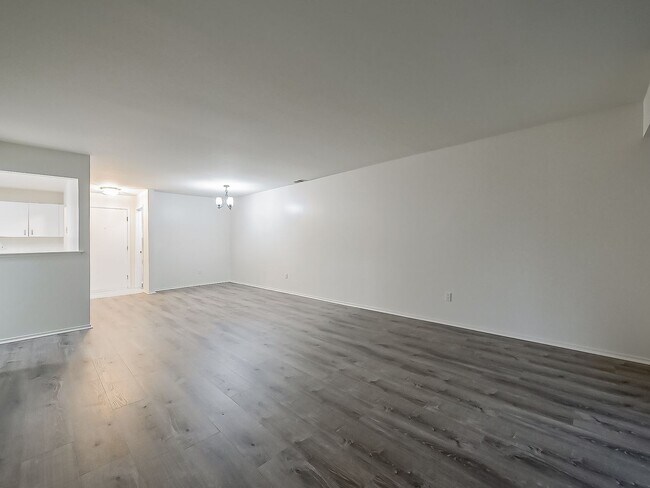 Building Photo - AVAILABLE NOW! Inviting 2-Bedroom, 2-Bath Home in a Convenient Farmington Hills Community