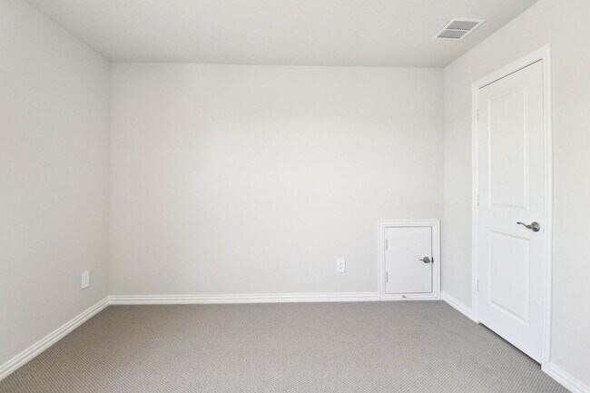Building Photo - 2113 Gustavus Dr
