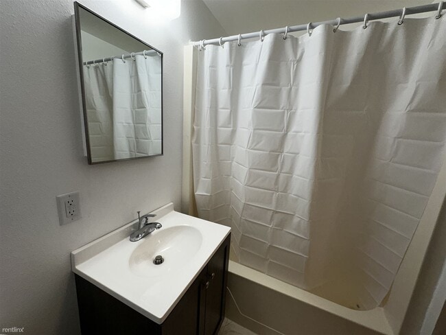 Building Photo - 1 br, 1 bath 4plex - 104 Philadelphia Stre...